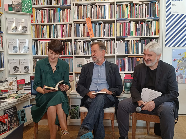 La portavoz nacional del BNG, Ana Pontón; el escritor Suso de Toro; y el director de Xerais Fran Alonso