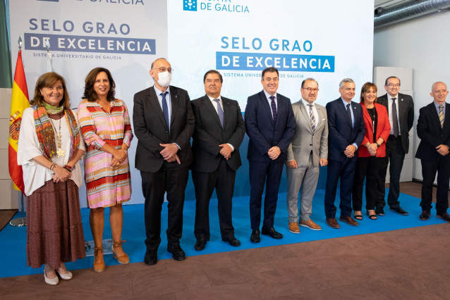 El conselleiro de Cultura, Educación, FP e Universidades, Román Rodríguez, presenta el nuevo sello del grado de excelencia docente