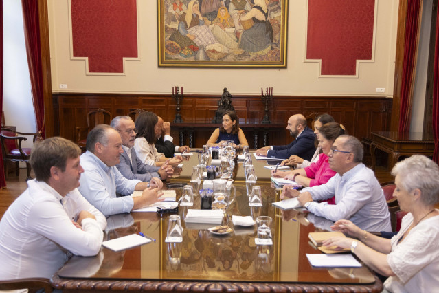 La alcaldesa de A Coruña, Inés Rey, se reúne con representantes del Consorcio das Mariñas
