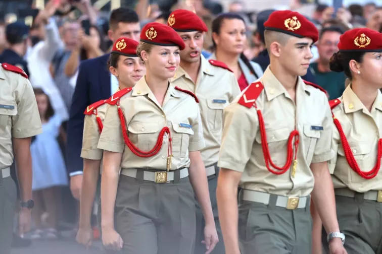 La Princesa Leonor jura la bandera en la Academia General Militar