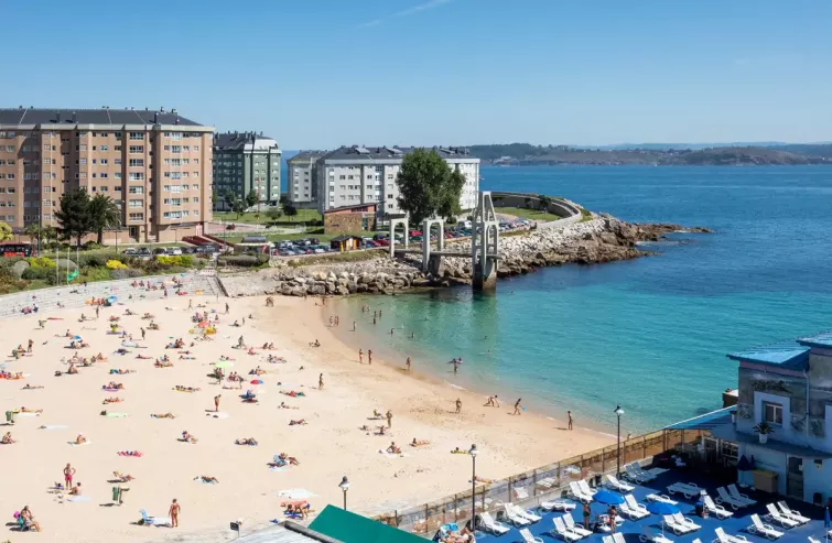 Evacuada una persona tras ser sacada del agua en la playa de San Amaro, en A Coruña