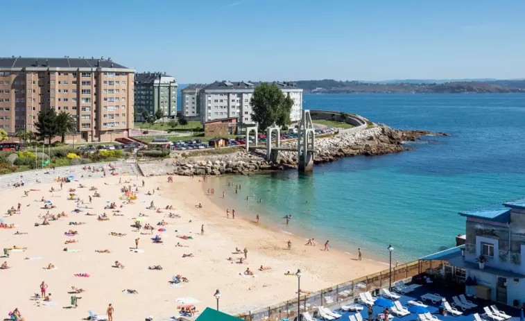 Evacuada una persona tras ser sacada del agua en la playa de San Amaro, en A Coruña