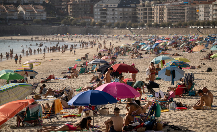 Galicia llena sus playas y registra la máxima temperatura en Lourenzá con 36,3 grados