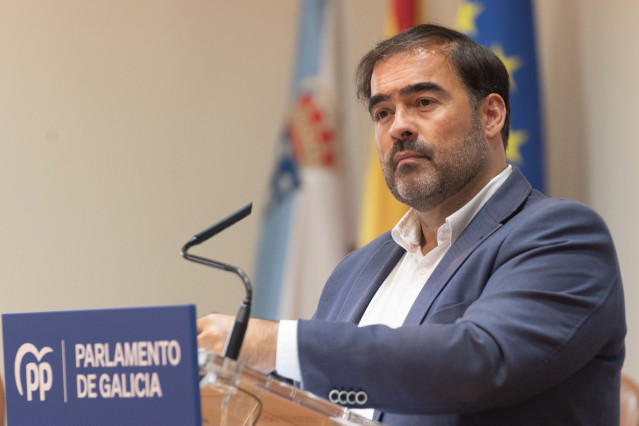 El portavoz parlamentario del PPdeG, Alberto Pazos, en rueda de prensa