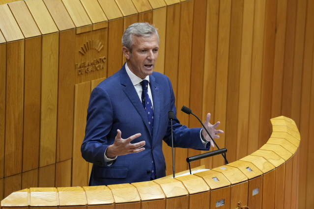 El presidente de la Xunta de Galicia, Alfonso Rueda, interviene durante el debate sobre el estado de la autonomía de Galicia, a 9 de octubre de 2023, en Santiago de Compostela, Galicia (España). Alfonso Rueda se estrena hoy como presidente de la Xunta en