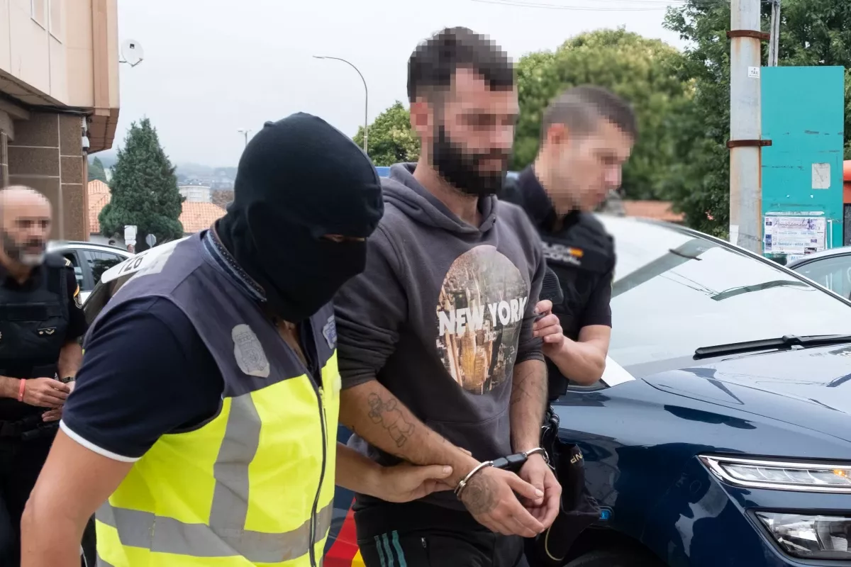 Policu00edas conducen al detenido al Juzgado de Instrucciu00f3n nu00famero 2 de Corcubiu00f3n, a 11 de agosto de 2023, en Corcubiu00f3n, A Coruu00f1a, Galicia (Espau00f1a) en una foto de EP