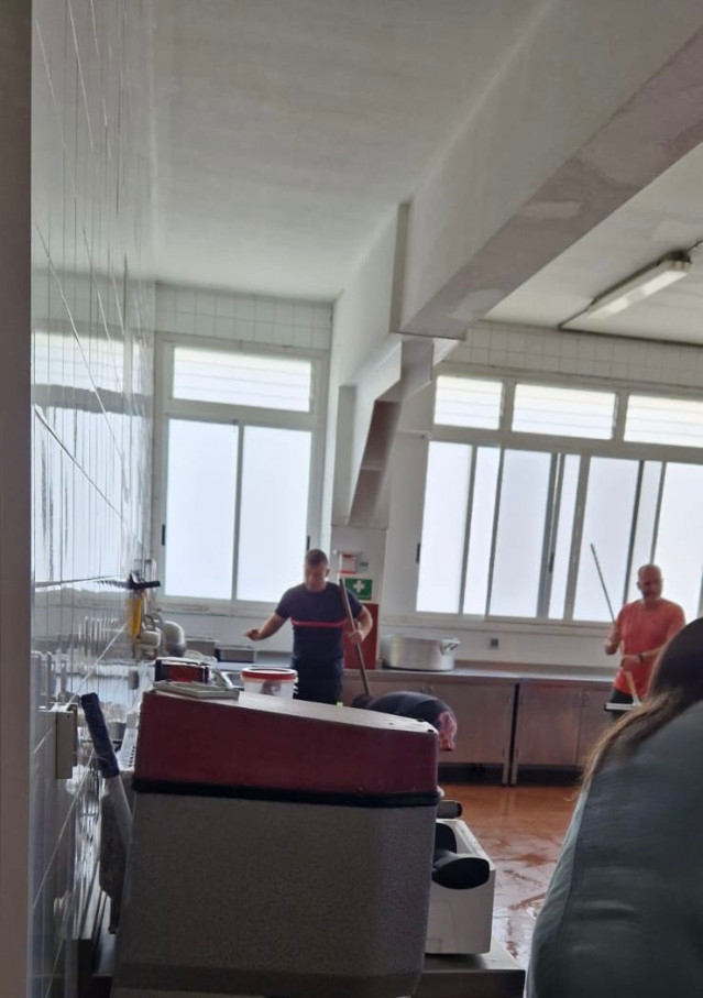 Inundación en el colegio Mosteirón de Sada