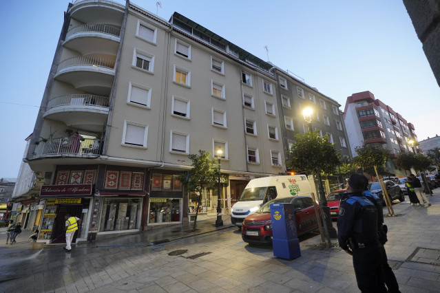 Dos agentes de Policía Local y una ambulancia en las inmediaciones del edificio donde se ha producido el fuego, en la calle Alfonso X el Sabio de Vigo, a 11 de octubre de 2023, en Vigo, Pontevedra, Galicia (España).