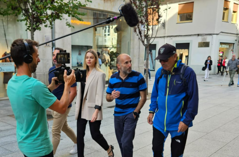 Ju00e1come y sus concejales durante la filamciu00f3n de su docuserie en una imagen de sus redes sociales