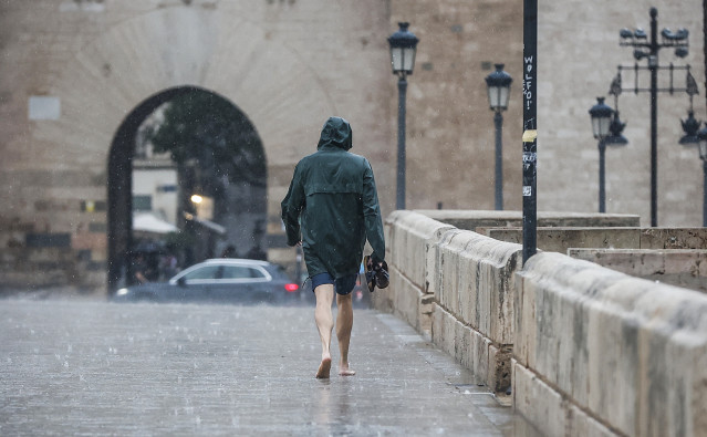 Una persona camina bajo la lluvia, a 15 de septiembre de 2023, en València, Comunidad Valenciana (España).