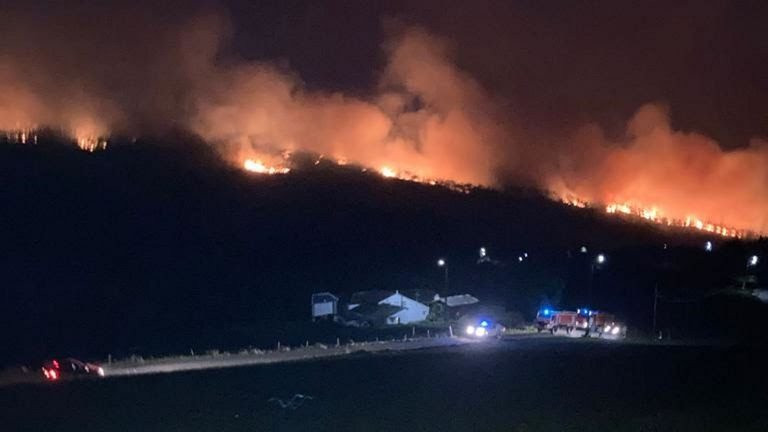 Incendio en Trabada en una foto de Enxebre @GzLynix