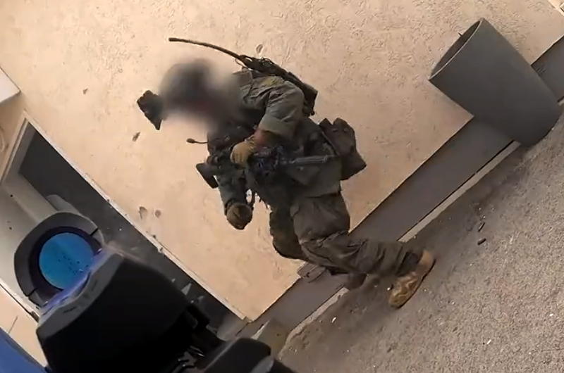 Soldado israelu00ed a punto de arrojar una granada durante el asalto de una base de Israel ocupada por Hamu00e1s en una foto de la IDF