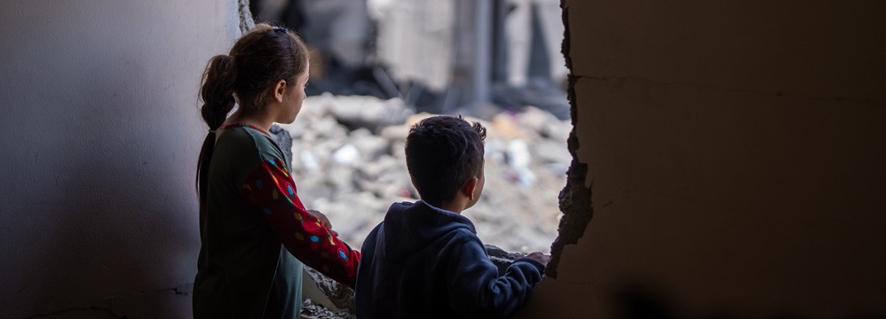 Niños observan la destrucción de Gaza en una foto de Naciones Unidas