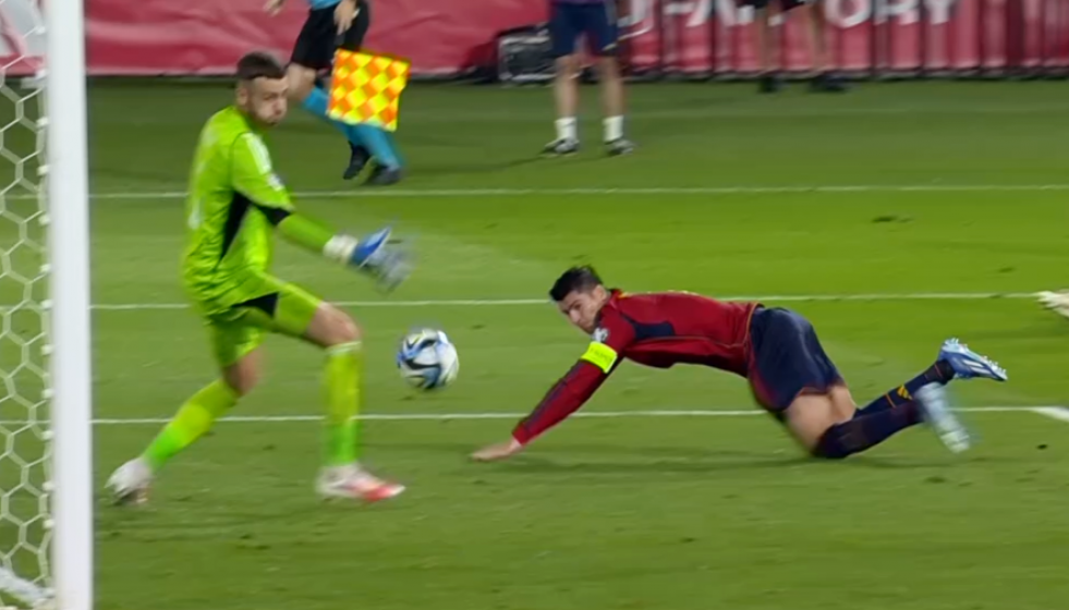 Morata anota un gol frente a Escocia en una imagen de RTVE