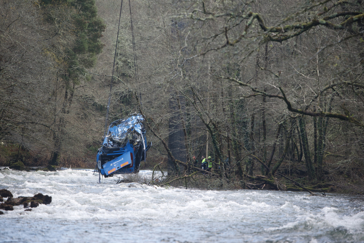 Archivo - Una grúa participa en la labor de izado del autobús accidentado para sacarlo del cauce del río Lérez, a  27 de diciembre de 2022, en Cerdedo-Cotobade, Pontevedra, Galicia (España). Un s