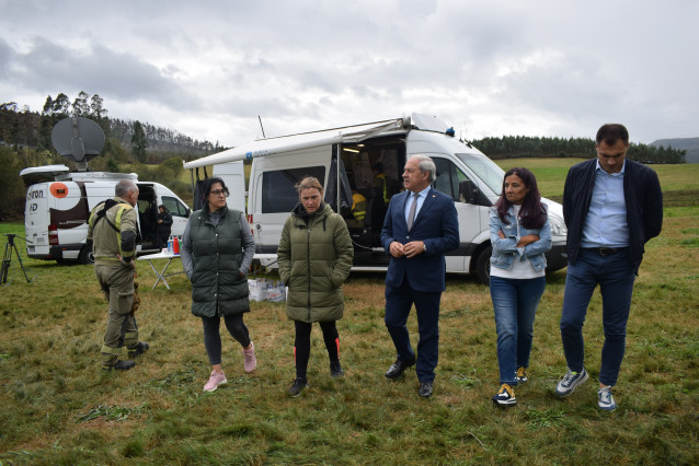 Foto Da Nota De Prensa: O Presidente Supervisa Cos Alcaldes Os Labores Para A Extinción Dos Incendios De Trabada E Foz