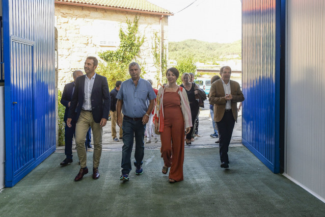 El conselleiro do Mar, Alfonso Villares, en su visita a Crebamar, en Muros (A Coruña)