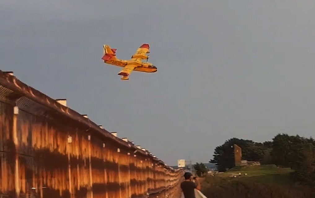Hidroaviu00f3n a punto de cargar agua en la Ru00eda de Ribadeo para combatir el incendio forestal de Trabada en una foto de @AvesTendilla