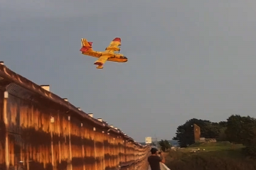 Hidroavión a punto de cargar agua en la Ría de Ribadeo para combatir el incendio forestal de Trabada en una foto de @AvesTendilla