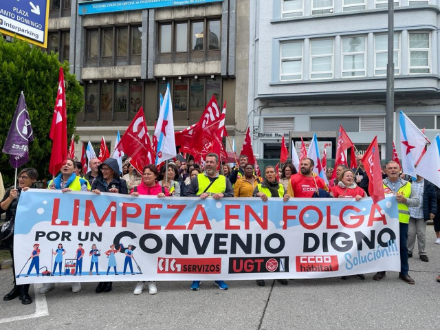 Decenas de manifestantes se movilizan frente a la sede central de la CEL en Lugo (Galicia), en la primera jornada de la huelga indefinida del sector de la limpieza en la provincia de Lugo, a 16 de octubre de 2023.