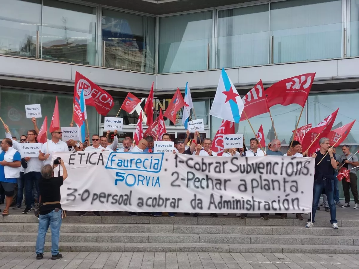 Protesta de los trabajadores de la antigua Faurecia ante la sede de la Xunat en Vigo