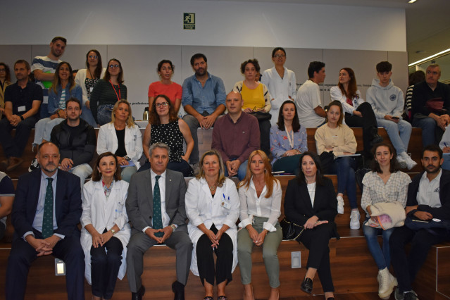 El presidente de Caixa Rural Galega, Manuel Varela, la directora científica del IDIS, María Luz Couce, y la gerente del área sanitaria de Santiago-Barbanza, Eloína Núñez, en la firma de un convenio.