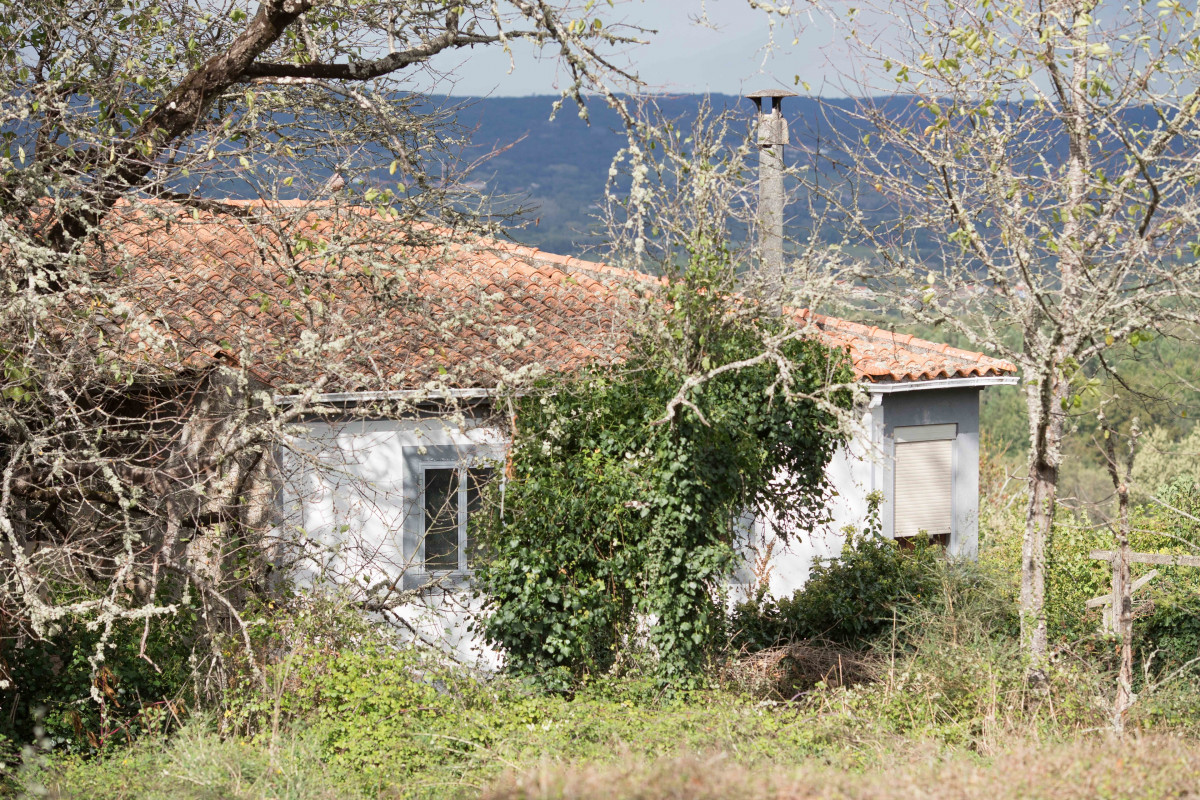 Fachada de la vivienda dónde ha sido detenido un miembro de la organización Combat 18, a 17 de octubre de 2023, Ferroños, Sober, Lugo