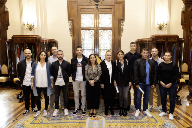 La alcaldesa de A Coruña, Inés Rey, recibe a nuevos agentes de la Policía Local