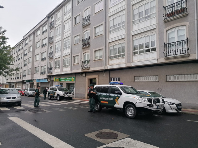 Agentes de la Guardia Civil de A Coruña junto al domicilio del detenido por el crimen de Cabana, de Elisa Abruño
