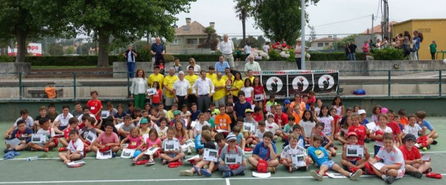 Abel Caballero con niños vigueses.