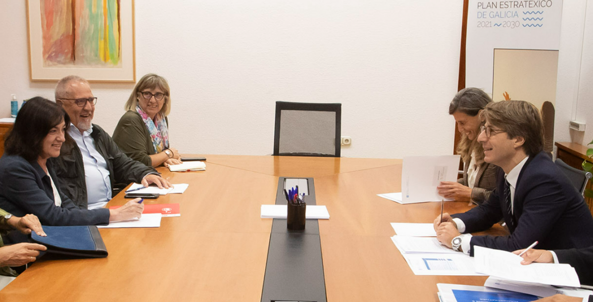 El conselleiro Miguel Corgos reunido con los sindicatos