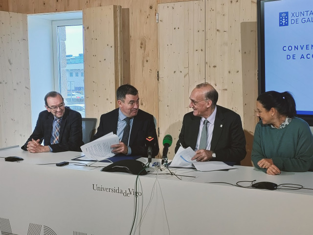 El conselleiro de Cultura y Educación, Román Rodríguez, y el rector de la UVigo, Manuel Reigosa (ambos en el centro de la imagen), firman un convenio para actividades en materia de I+D+i para el curso 2023-24, por valor de 3,5 millones de euros.