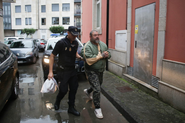 Un agente de la Policía escolta al detenido, a 19 de octubre de 2023, en Monforte de Lemos, Lugo