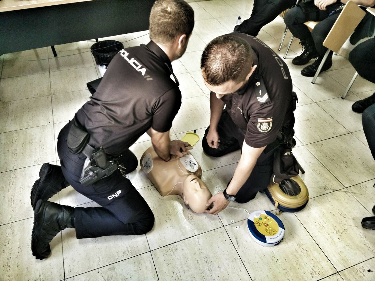 Aspirantes a Policía Nacional aprendiendo a RCP en al Escuela de Ávila en una foto del cuerpo