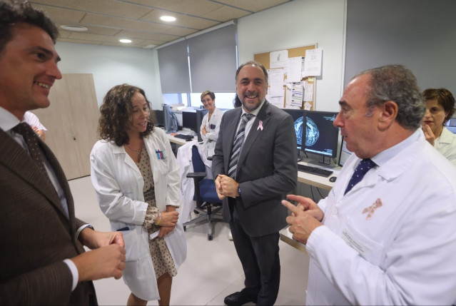 El conselleiro de Sanidade, Julio García Comesaña, visita la unidad de mama del Hospital Universitario Lucus Augusti (HULA) de Lugo.