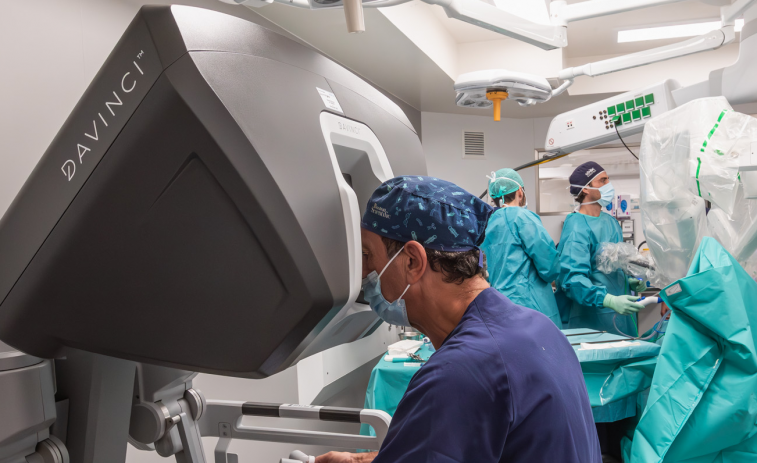 Quirónsalud A Coruña logra extirpar una próstata usando un robot Da Vinci