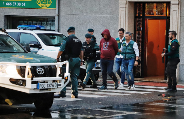 La Guardia Civil y el detenido por el crimen de  Elisa Abruñedo salen de la vivienda que ha sido registrada en Narón (A Coruña)