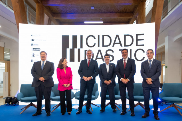 Presidente de la Xunta, Alfonso Rueda; delegado del Gobierno en Galicia, Pedro Blanco; alcaldesa, Inés Rey; presidente de la Diputación de A Coruña, Valentín González Formoso; rector de la UDC, Julio Abalde; y presidente del Clúster TIC, Antonio Rodríguez