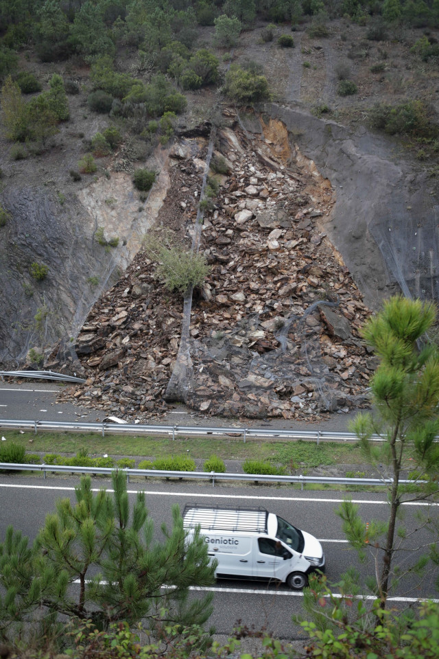 Desprendimiento de tierra y rocas en la A-6, a 20 de octubre de 20223, en Becerreá, Lugo, Galicia (España). El desprendimiento de tierra y rocas registrado en la autopista A-6, a la altura de Becerreá (Lugo), mantiene cortado un tramo de este vial.