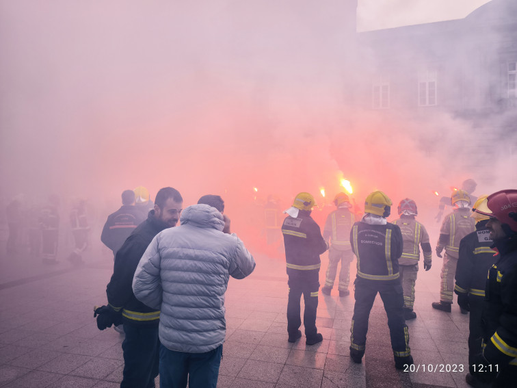 Bomberos de toda Galicia protestan quemando neumáticos y barajan huelga de hambre