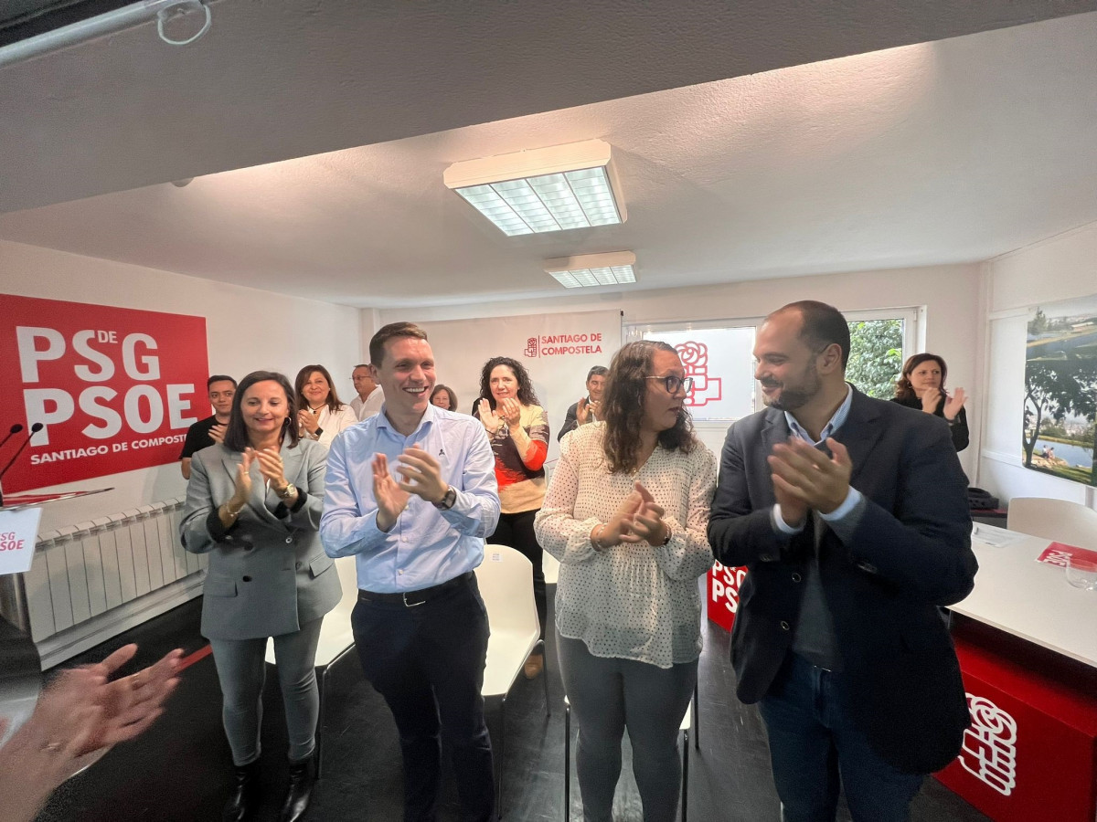 Aitor Bouza, nuevo secretario xeral del PSdeG de Santiago de Compostela, con Marta Álvarez Santullano como número dos de la lista y Pedro Blanco en la comisión ejecutiva