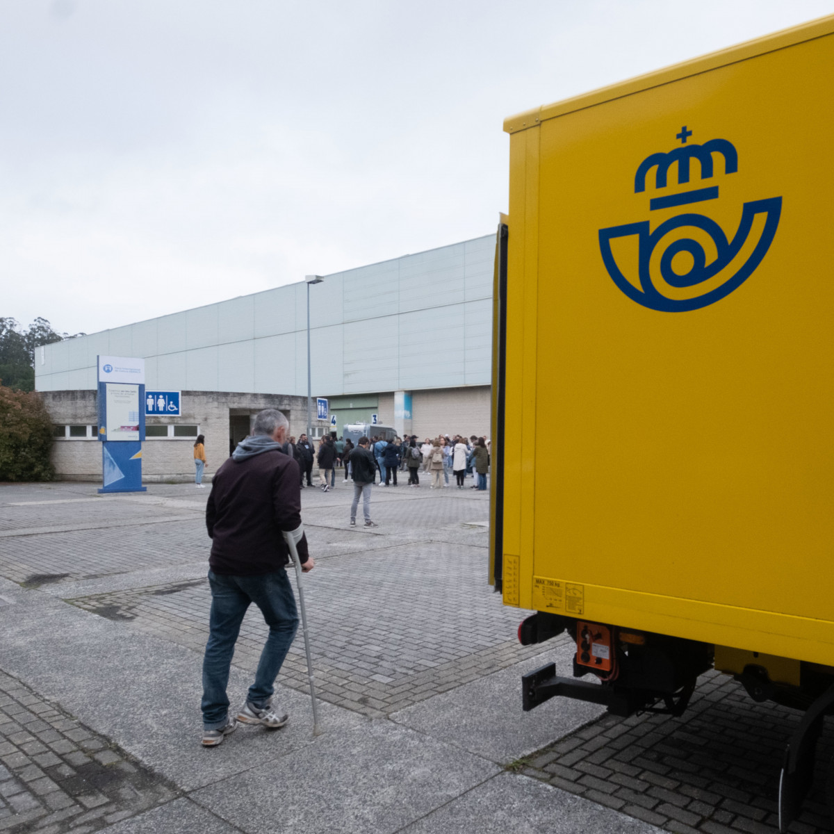 Archivo - Numerosas personas llegan para realizar las pruebas de acceso a Correos, en el recinto ferial, a 7 de mayo de 2023, en Silleda, Pontevedra, Galicia.