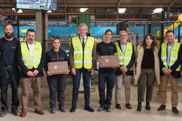 El presidente de la Xunta, Alfonso Rueda, y la conselleira de Economía, María Jesús Lorenzana, en la inauguración de la nueva línea de producción de Tejas Verea