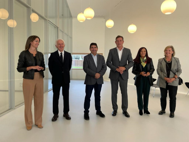 La alcadesa de Lugo, Lara Méndez; el delegado del Gobierno en Galicia, Pedro Blanco; el diputado en el Congreso, José Ramón Gómez Besteiro; y el presidente de Norvento, Pablo Fernández Castro, en la presentación del proyecto Fábrica Norvento Enerxía Cero