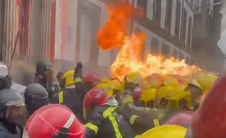 Bomberos dicen que no usaron un lanzallamas y se quejan de la violencia de la carga de la Policía