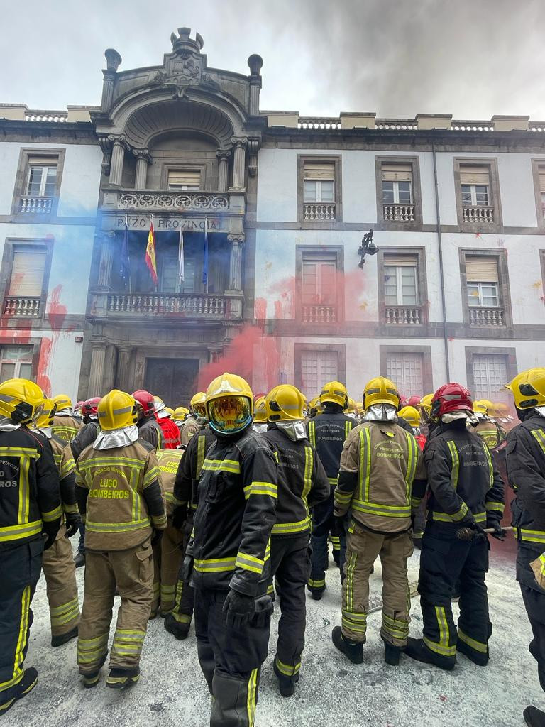 Manifestaciu00f3n de los bomberos frente a la Deputaciu00f3n de Ourense