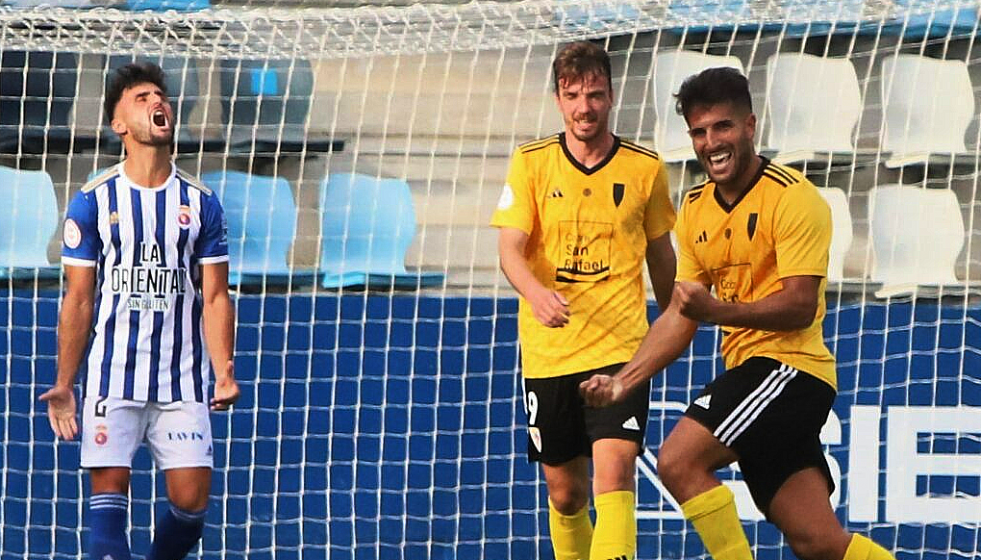 Juampa celebra su golazo ante el Torrelavega en una imagen de la SD Compostela