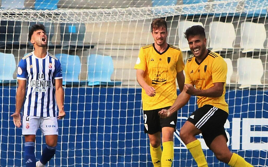 Juampa celebra su golazo ante el Torrelavega en una imagen de la SD Compostela
