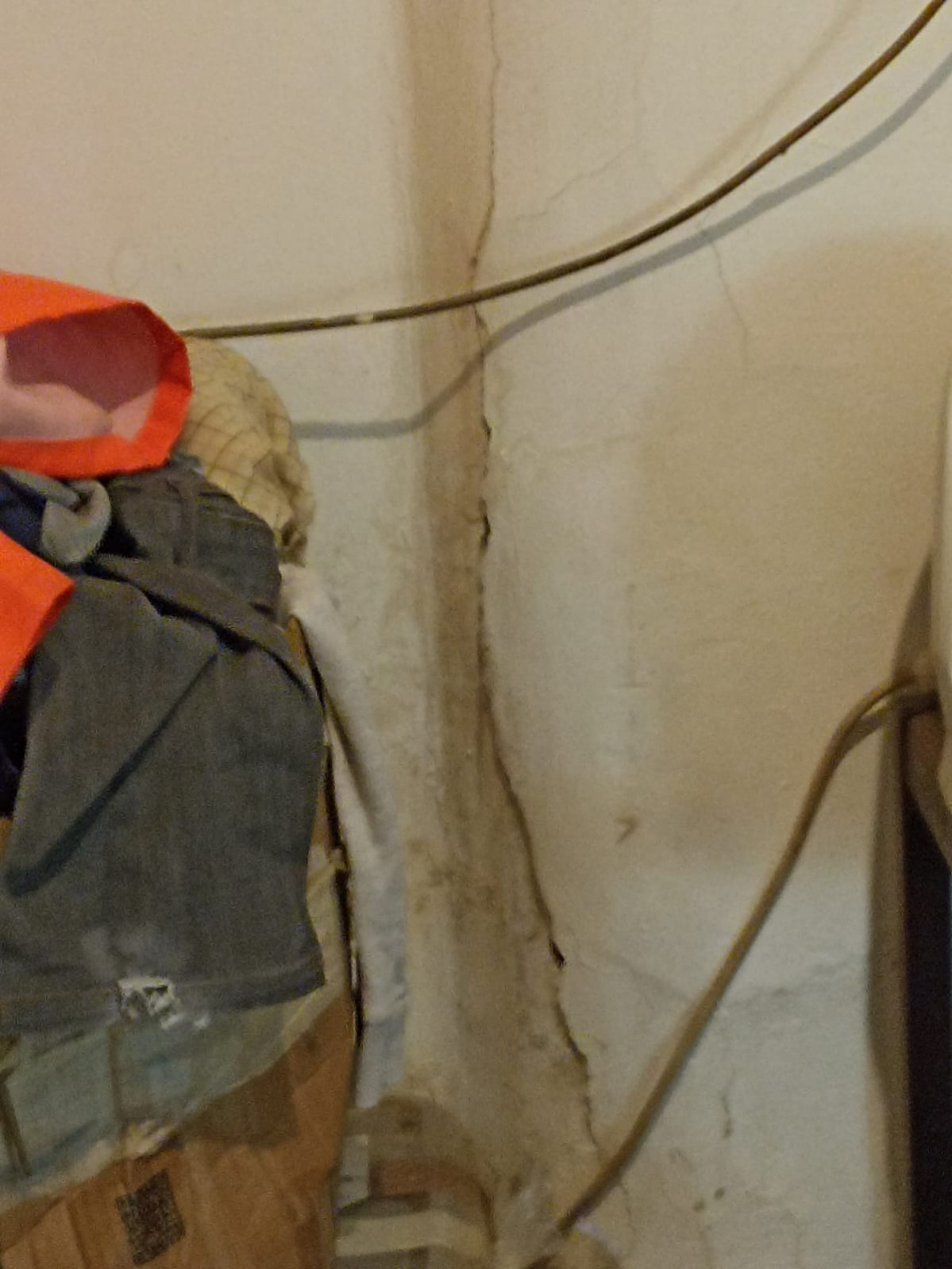 Humedades en Fisterra 11 en una foto facilitada por los inquilinos