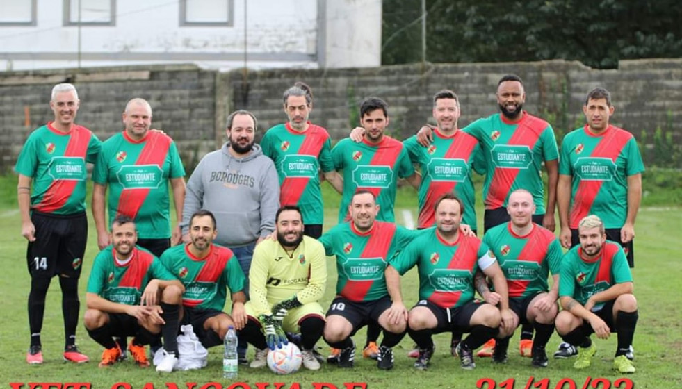 Una alineación del CF Sanvocade en la web Veteranos de Futbol Provincial Lugo Facebook